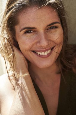 Yakın çekimde muhteşem kadın, kameraya gülümsüyor