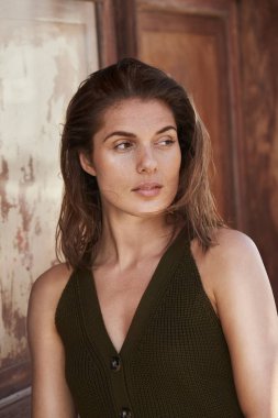 Düşünceli güzel kadın, uzağa bakıyor