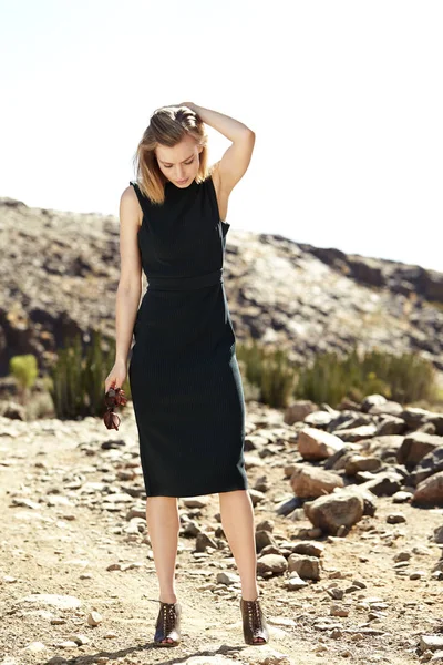 砂漠の緑のドレスで美しいモデル 見下ろす — ストック写真