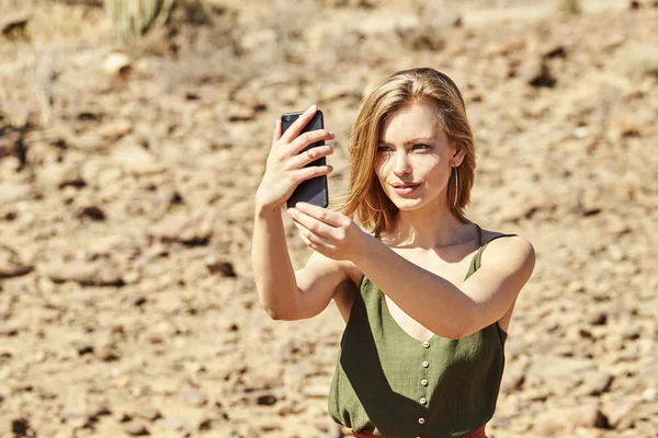 Gyönyörű Szőke Vesz Selfie Smartphone Sivatagban — Stock Fotó