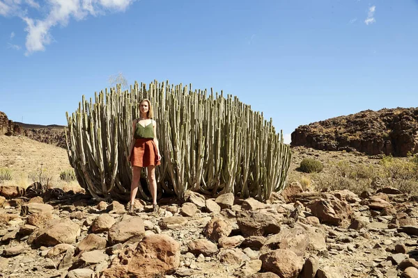 Modelo Impressionante Por Cacto Deserto Retrato — Fotografia de Stock