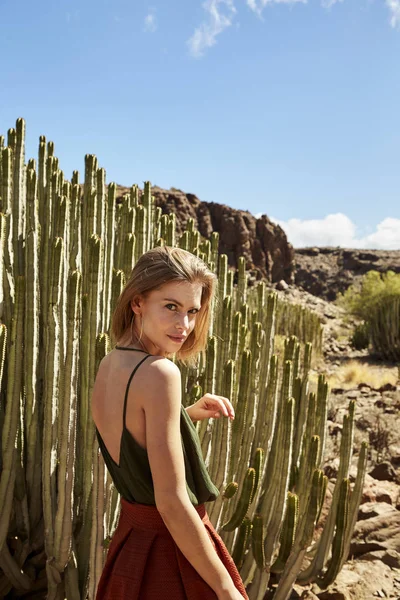 Menina Bonita Deserto Olhando Sobre Ombro Câmera — Fotografia de Stock