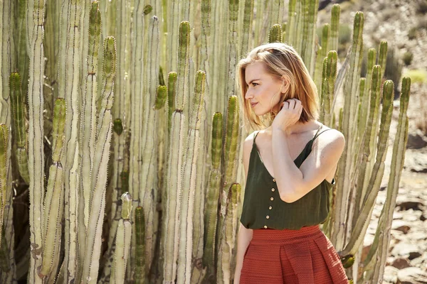 Oszałamiający Blond Model Zielonym Szczycie Stojący Przez Kaktusa — Zdjęcie stockowe