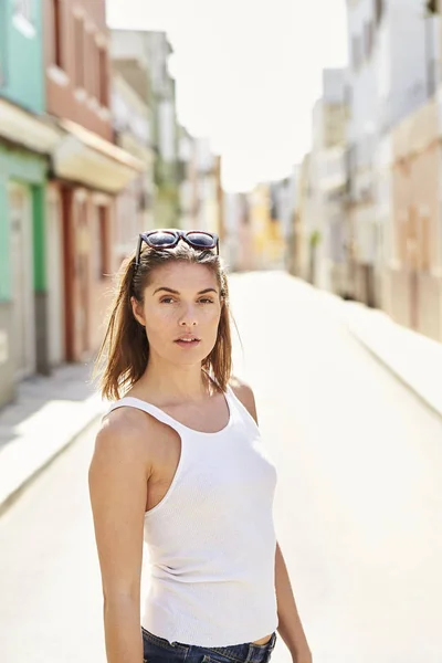 Schönes Mädchen Weißer Weste Steht Der Sonnendurchfluteten Straße Portrait — Stockfoto