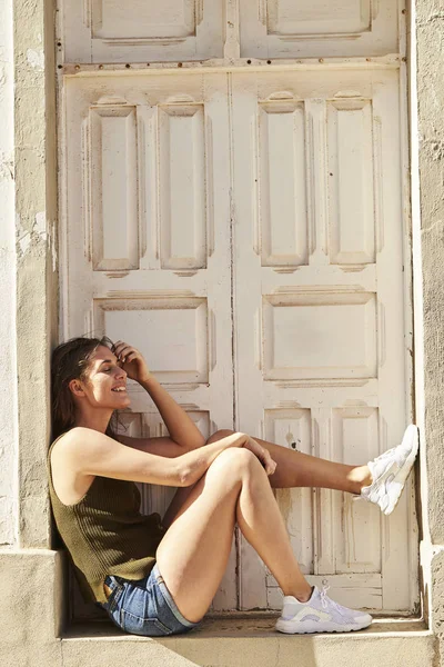 Chica Sonriente Sentada Puerta Con Los Ojos Cerrados —  Fotos de Stock