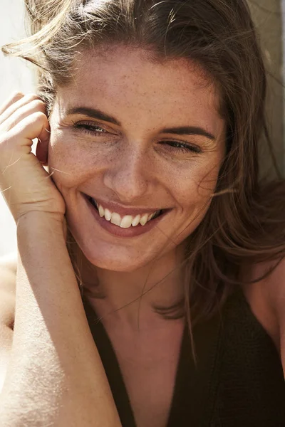 Sorrindo Jovem Mulher Perto Olhando Para Longe — Fotografia de Stock