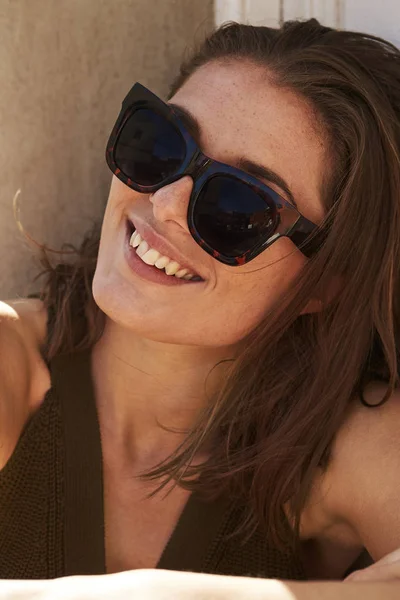 Chica Sonriente Gafas Sol Mirando Hacia Otro Lado —  Fotos de Stock
