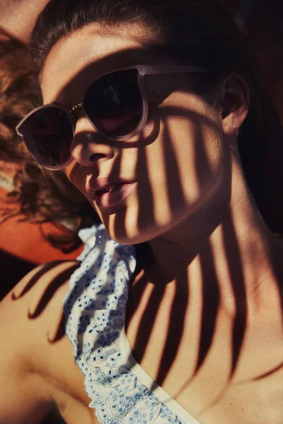Mulher Bonita Deitada Sombra Usando Óculos Escuros — Fotografia de Stock