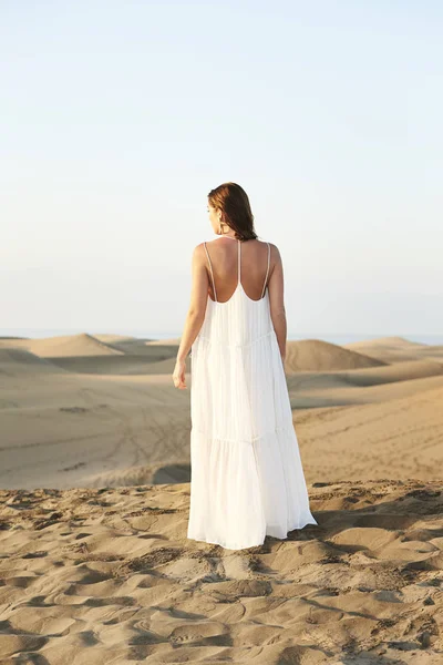 Schöne Brünette Frau Weißen Kleid Auf Sand lizenzfreie Stockbilder