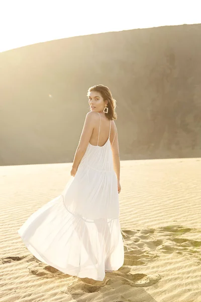 Morena Glamourosa Vestido Branco Deserto Retrato — Fotografia de Stock