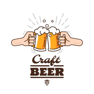 İki el bira ile kupalar clink. Afiş, afiş, el ilanları ve promosyon malzemesi için bira arka plan konsepti. Bardaki insanlar bira bardakları. Partide eğlenen arkadaşlar.