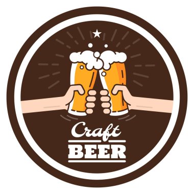 İki el bira ile bardak clink. Afiş, afiş, el ilanları ve promosyon malzemesi için bira arka plan konsepti. Bardaki insanlar bira bardakları. Partide eğlenen arkadaşlar