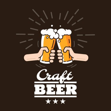 İki el bira ile bardak clink. Afiş, afiş, el ilanları ve promosyon malzemesi için bira arka plan konsepti. Bardaki insanlar bira bardakları. Partide eğlenen arkadaşlar