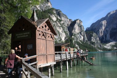 255 _ Braies, İtalya - Ağustos 2011: Bu inanılmaz göl Dolomiti dağlarının kalbinde yer almaktadır, UNESCO Dünya Mirası - İtalya