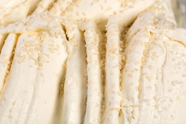견과류를 곁들인 맛있는 바닐라 아이스크림. — 스톡 사진