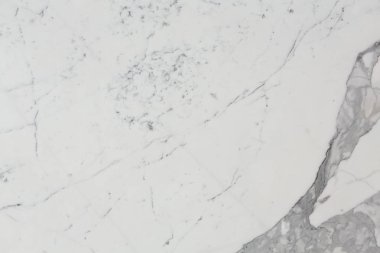 Temiz yüzeyli basit beyaz mermer arka plan.