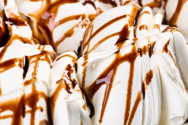 Çikolata sır ile vanilyalı dondurma porsiyon kesmek.