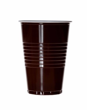 Kahverengi boş plastik bardak beyaz yakın çekim izole.