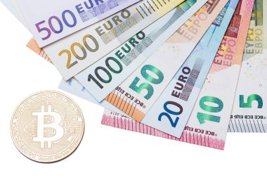 Altın bitcoin ve euro'nun beyaz arka planda yakın çekimi, makro çekim.