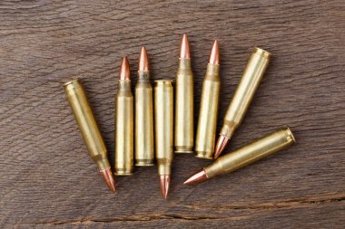 Rustik ahşap arka plan üzerinde Bullets yakın.