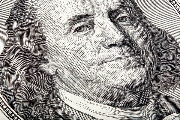 Benjamin para size bakıyor, yığılmış makro fotoğraf. — Stok fotoğraf