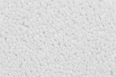 Beyaz parlak boncuklar. Sanat veya tasarım projelerinde arkaplan olarak kullanılabilir.