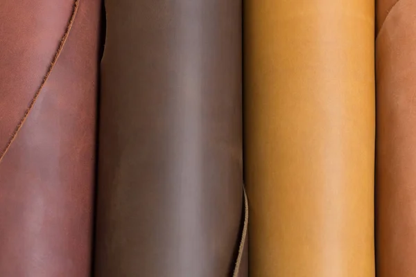 Rolos de couro marrom e marrom claro. Pode ser usado como fundo em projetos de arte ou design. — Fotografia de Stock