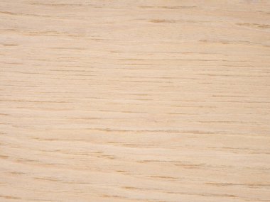 Dalgalı meşe kaplama yüzeyi soluk buğday gölgelerinden oluşan bir duvar halısı ile büyülenir. Sıvı ahşap çizgiler organik ve dinamik bir görsel akış yaratır.