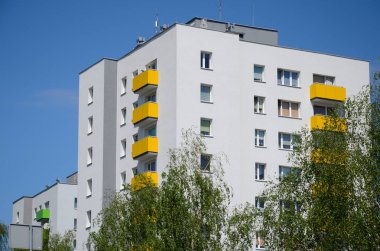 Yelow balkonlu apartman