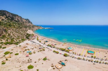 Hava kuşları göz görünümü drone fotoğraf Rodos adasında Kolympia yakınlarındaki Tsambika plaj, Oniki, Yunanistan. Kum plaj ve berrak mavi su ile güneşli panorama. Güney Avrupa'nın ünlü turistik beldesi