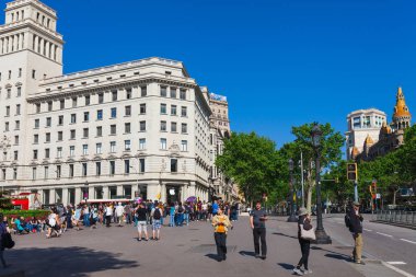 Barselona, İspanya - 16 Nisan: Barselona'daki Katalonya Meydanı manzarası, İspanya 16 Aplril 2017. Ünlü turistik yer ve iş kültür merkezi. Parlak güneşli bir gün