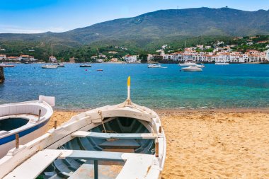 Deniz manzara Cadaques, Katalonya, İspanya Barcelona ile. Güzel plaj ve açık mavi su Bay doğal tarihi kent. Salvador Dali Simgesel Yapı ile Costa Brava içinde ünlü turizm