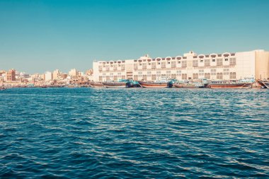 Geleneksel tekneler ve iskeleler ile Dubai Creek silüeti görünümü. Güneşli bir yaz günü. Bae ünlü turistik yer.