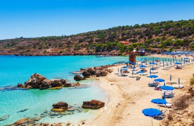 Nissi beach ve Cavo Greco Ayia Napa, Kıbrıs Adası, Akdeniz'in güzel manzara yakınındaki. Harika mavi yeşil deniz ve güneşli bir gün.