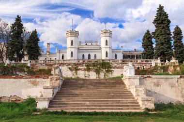 Kharkiv bölgesinde eski gotik kale Sharovka, Ukrayna. Sharovka fort ünlü turistik yer, bu toprak sahibi Ol'hovski tarafından oluşturuldu.