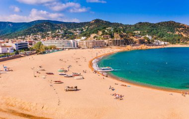 Deniz manzara Badia defne Tossa de Mar Girona, Catalonia, İspanya Barselona. Güzel kum plaj ve açık mavi su ile Antik Ortaçağ Kalesi. Costa Brava içinde ünlü turizm