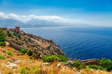 Alanya Kalesi Antalya bölgesi, Türkiye, Asya güzel deniz panorama manzara. Ünlü turizm yüksek dağlarla. Yaz parlak gün ve deniz kıyısında