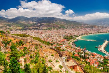 Marina ve Kızıl Kule kule Alanya Yarımadası'nda, Antalya bölgesinde, Türkiye, Asya ile manzara. Ünlü turizm yüksek dağlarla. Antik eski kale parçası. Yaz parlak gün