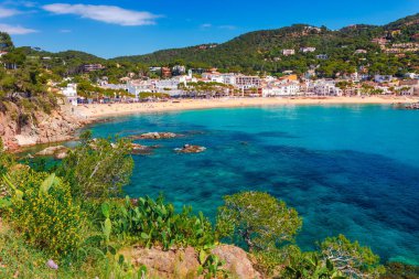 Calella de Palafrugell yakınlarındaki Deniz manzara Llafranc, Katalonya, Barselona, İspanya. Güzel kum plaj ve koyda berrak mavi su ile Doğal eski şehir. Costa Brava ünlü turistik yer