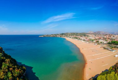 Gaeta, Lazio, İtalya ile panoramik deniz manzarası. Eski binalar, antik kiliseler, güzel kum plaj ve berrak mavi su ile doğal tarihi şehir. Riviera de Ulisse bölgesindeki ünlü turistik yer