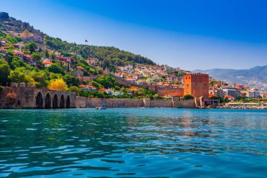 Kızıl Kule kule Alanya Yarımadası'nda, Antalya bölgesinde, Türkiye, Asya. Ünlü turizm yüksek dağlarla. Antik eski kale parçası. Yaz parlak gün