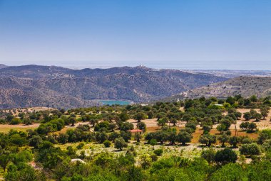 Panoramik yakınındaki Kato Lefkara - görünümüdür Troodos Dağları en ünlü köyde. Limasol Bölgesi, Kıbrıs, Akdeniz deniz. Dağ manzarası ve güneşli bir gün.