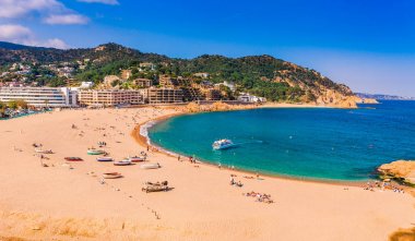 Deniz manzara Badia defne Tossa de Mar Girona, Catalonia, İspanya Barselona. Güzel kum plaj ve açık mavi su ile Antik Ortaçağ Kalesi. Costa Brava içinde ünlü turizm