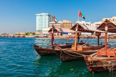 Dubai, Bae geleneksel su taksi tekneleri Piers. Creek körfezi ve Deira bölgesinde panoramik manzara. Yaratıcı renk sonrası işleme. Ünlü turistik yer