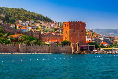 Kızıl Kule kule Alanya Yarımadası'nda, Antalya bölgesinde, Türkiye, Asya. Ünlü turizm yüksek dağlarla. Antik eski kale parçası. Yaz parlak gün