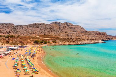 Rodos adasında Feraklos kale yakınlarındaki Agia Agathi plaj Deniz skyview manzara fotoğraf, Oniki, Yunanistan. Kum plaj ve berrak mavi su ile Panorama. Güney Avrupa'nın ünlü turistik beldesi
