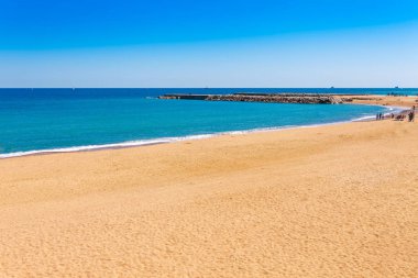Barselona'daki Barceloneta plajı. Avuç içi güzel kum plaj. Mavi gökyüzü ile güneşli parlak bir gün. Katalonya, İspanya'nın ünlü turistik merkezi