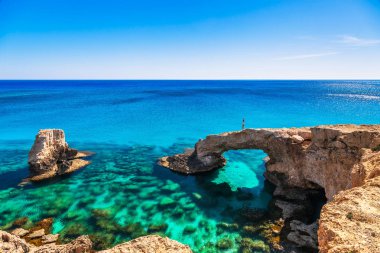 Ayia Napa, Cavo Greco ve Kıbrıs Adası, Akdeniz Protaras güzel doğal taş kemer kadınlarda. Efsanevi köprü severler. Harika mavi yeşil deniz ve güneşli bir gün.