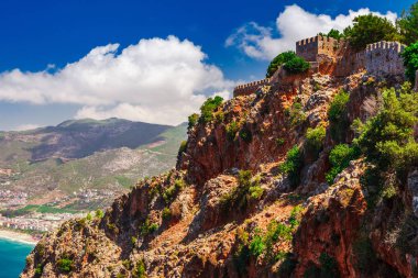 Alanya Kalesi Antalya bölgesi, Türkiye, Asya güzel deniz panorama manzara. Ünlü turizm yüksek dağlarla. Yaz parlak gün ve deniz kıyısında
