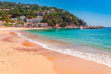 Calella de Palafrugell yakınlarındaki Deniz manzara Llafranc, Katalonya, Barselona, İspanya. Güzel kum plaj ve koyda berrak mavi su ile Doğal eski şehir. Costa Brava ünlü turistik yer